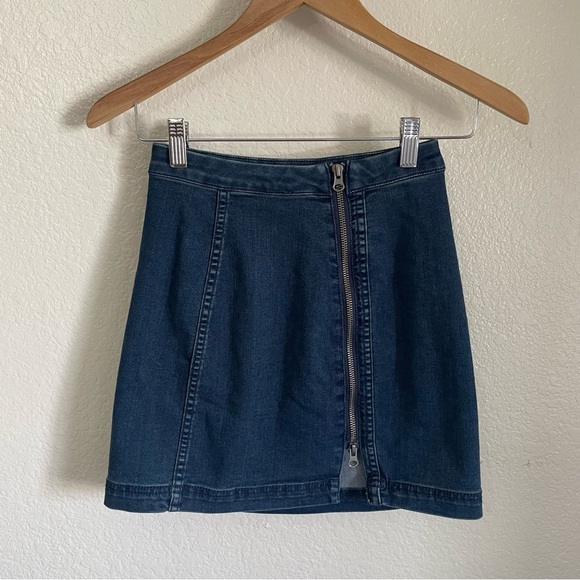 Free People Mini Jean Skirt Dark Blue This Way Or That Front Full Zipper Stretch - Picture 1 of 7
